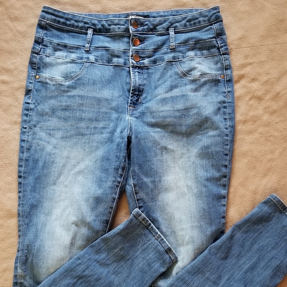 High-waisted jeans